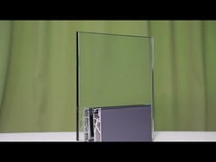 Πολυδιάστατο γυάλινο κάγκελο από αλουμίνιο σε ενδοσωματικές εγκαταστάσεις