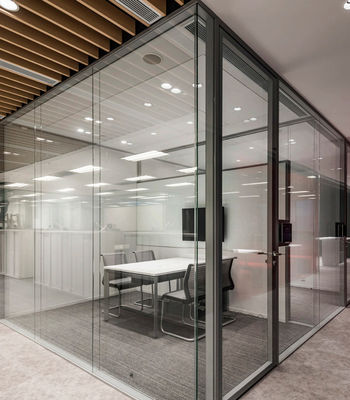 Προσαρμοσμένο μέγεθος Αλουμινίου πόρτες swing θέρμανση μονωμένη swing glass πόρτα