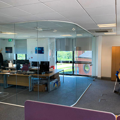 Σύγχρονο σχεδιασμό παχύ πλαίσιο γυαλί Τείχη γραφείου με θραυσμένο γυαλί