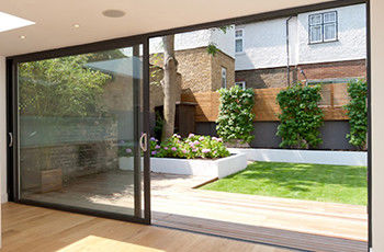 Χοντρό επίχρισμα Προσαρμοσμένες εξωτερικές άλμινουμινές συρόμενες πόρτες με αλουμινένιο προφίλ