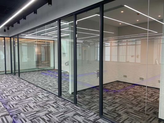 Απομονωμένες θερμαινόμενες διαυγές γυαλί Αλουμίνιο κυματιζόμενες πόρτες κουζίνας εξατομικευμένες