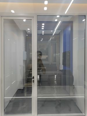 Απομονωμένες θερμαινόμενες διαυγές γυαλί Αλουμίνιο κυματιζόμενες πόρτες κουζίνας εξατομικευμένες