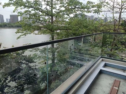 Εξωτερικό κατάστρωμα Χωρίς πλαίσιο Σύστημα γυάλινης περίφραξης με χερούλι στο γυάλινο μέρος