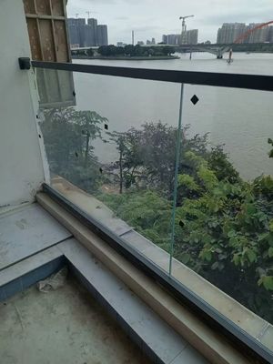 Χωρίς πλαίσιο Αλουμίνιο U Channel Glass Railing Στρογγυλό U Channel Balustrade