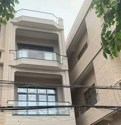 Σύνθετο Αλουμίνιο U Channel Glass Railing Αλεξίσφαιρο Αλουμίνιο Glass Balustrade