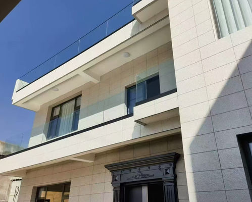 Προσαρμόσιμο σύστημα παραθυροφυλάκων χωρίς πλαίσιο για ασφαλή και σύγχρονα εξωτερικά φράχτες