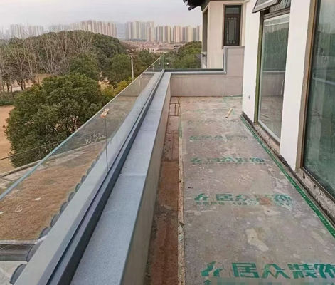 Προσαρμόσιμο σύστημα παραθυροφυλάκων χωρίς πλαίσιο για ασφαλή και σύγχρονα εξωτερικά φράχτες