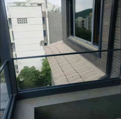 Ελαστικό αλουμίνιο και γυάλινο κάγκελο Εύκολη εγκατάσταση Προσαρμόσιμο