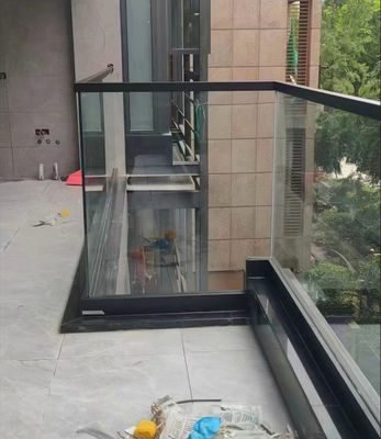 Πολυδιάστατο γυάλινο κάγκελο από αλουμίνιο σε ενδοσωματικές εγκαταστάσεις