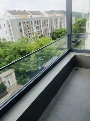 Σύγχρονο σχεδιασμό Clear U Channel Glass Balustrade με θραυστημένο γυαλί
