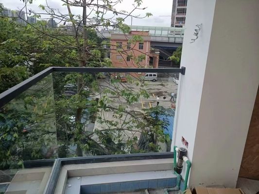 Σύγχρονο σχεδιασμό Clear U Channel Glass Balustrade με θραυστημένο γυαλί
