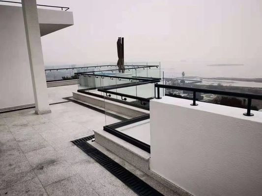 Σύγχρονη Αλουμινίου U Channel Glass Railing Προσαρμοσμένο Frameless Glass Balcony Railing