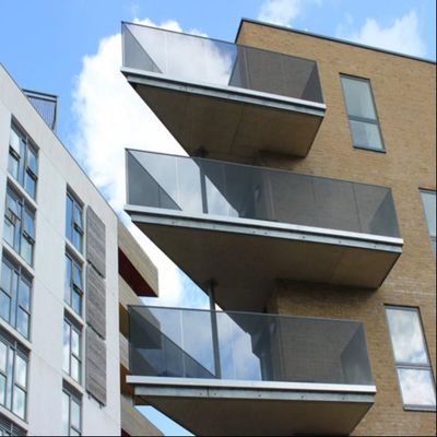 Μοντέρνο Κάγκελο από Λαμιναρισμένο Τζάμι 8+8mm, Τεμπερωμένο, με Αλουμινένιο U Channel για Ανθεκτικότητα και 5+ Χρόνια Εγγύηση