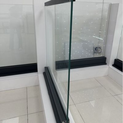 Κράφτης γυαλιού Morden 8+8mm Λαμινοποιημένο θραυσμένο γυαλί Αλουμινίου U Channel Glass Railing