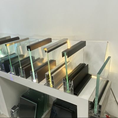 Κράφτης γυαλιού Morden 8+8mm Λαμινοποιημένο θραυσμένο γυαλί Αλουμινίου U Channel Glass Railing