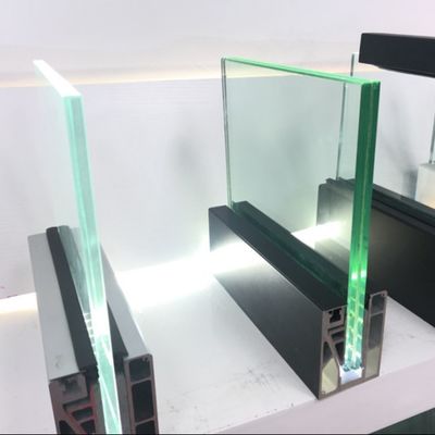 Σταθερό σύστημα καναλιού U από σκληρυμένο γυαλί 800-1200mm με αλουμινένιο χειρολισθήρα για ασφάλεια και αισθητική