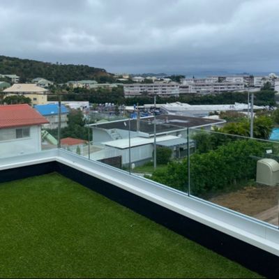 Σύγχρονο γυάλινο κατάστρωμα περίφραγμα εξωτερικό θραυσμένο γυαλί U Channel Frameless 12-20mm μπαλκόνι μπαλοστάτες