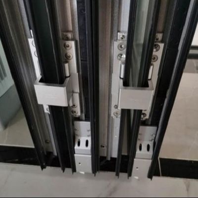 Εμπορική αναδιπλούμενη πόρτα αλουμινίου με κλειδαριά πολλαπλών σημείων με χαμηλή συντήρηση και χαρακτηριστικά ασφαλείας