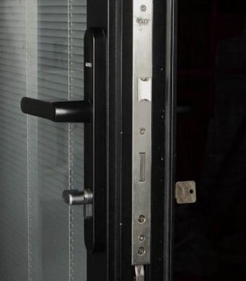 Προσαρμοσμένες αδιάβροχες πόρτες από αλουμίνιο με υψηλή αντοχή και ενεργειακή απόδοση