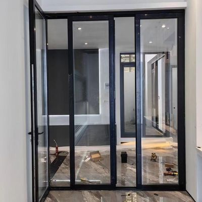 Σοφή και σύγχρονη αναδιπλούμενη πόρτα από αλουμίνιο με 10ετή εγγύηση και προσαρμοσμένη επεξεργασία επιφάνειας