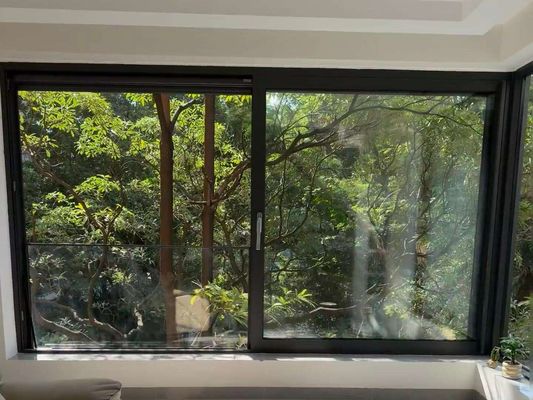 Εξατομικευμένα Παράθυρα Συρόμενα με Διπλά Τζάμια, Μαύρο Πλαίσιο Αλουμινίου και Σχεδιασμός από Ανοξείδωτο Χάλυβα
