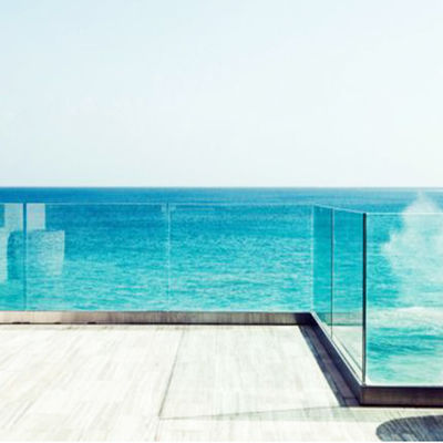 Σύγχρονο σχεδιασμό 12 χιλιοστών σκληροποιημένο γυαλί U Channel Railing με πενταετή εγγύηση και ανθεκτικό στο καιρό φινίρισμα