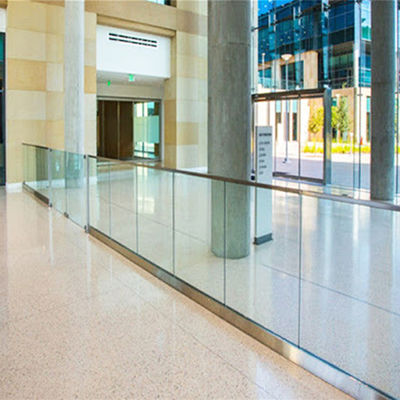 Σύγχρονο σχεδιασμό 12 χιλιοστών σκληροποιημένο γυαλί U Channel Railing με πενταετή εγγύηση και ανθεκτικό στο καιρό φινίρισμα