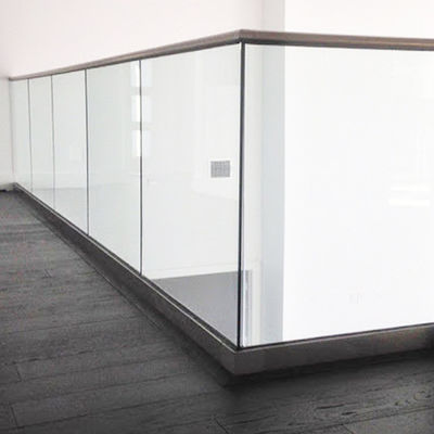 Σύγχρονο σχεδιασμό 12 χιλιοστών σκληροποιημένο γυαλί U Channel Railing με πενταετή εγγύηση και ανθεκτικό στο καιρό φινίρισμα