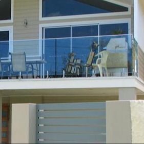 Εξατομικευμένο Μαύρο Επίστρωμα Χωρίς Πλαίσιο Γυάλινο Κάγκελο U Channel με 12mm Σκληρυμένο Γυάλινο Κιγκλίδωμα