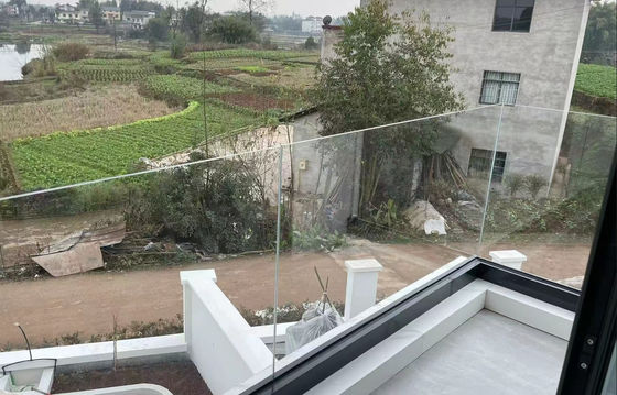 Πολυδιάστατο γυάλινο κάγκελο από αλουμίνιο σε ενδοσωματικές εγκαταστάσεις